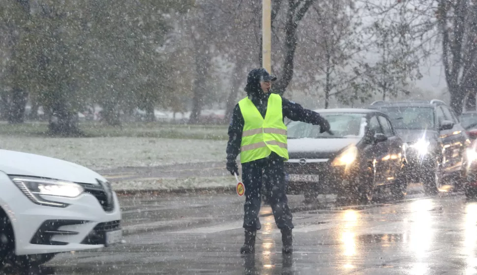 Osijek, 22. 11. 2024, Vukovarska ulica i Kralja Petra Svačića, studtska prometna policija, prometna gužva. Snijeg, susnježica u Osijeku. Promet. Slobodnjak, ilustracija.snimio GOJKO MITIĆ