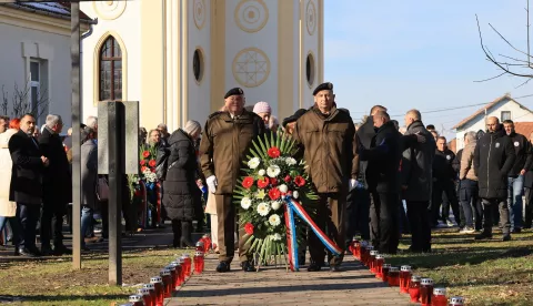 Laslovo, 24.11.2024.- Polaganjem vijenaca i paljenjem svije?a u spomen na poginule branitelje i civile u Laslovu je u nedjelju obilje?ena 33. godi?njica stradanja tog mjesta kojega su u Domovinskom ratu zajedno branili Hrvati i Ma?ari, a danas je ondje otvoren i Muzej Domovinskog rata. foto HINA/ ua