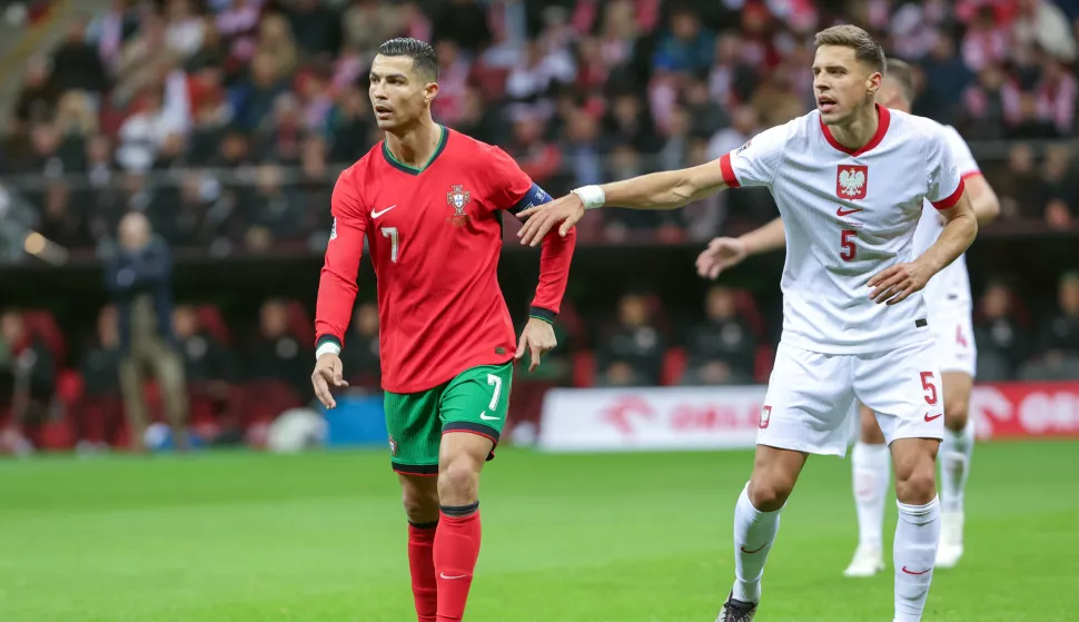 12.10.2024 WARSZAWA, STADION PGE NARODOWYPILKA NOZNA (FOOTBALL)UEFA LIGA NARODOW 2024 (UEFA NATIONAL LEAGUE 2024)MECZ POLSKA - PORTUGALIA(GAME POLAND - PORTUGAL)NZ (L) CRISTIANO RONALDO, (R) JAN BEDNAREK FOTO JAKUB PIASECKI/CYFRASPORT