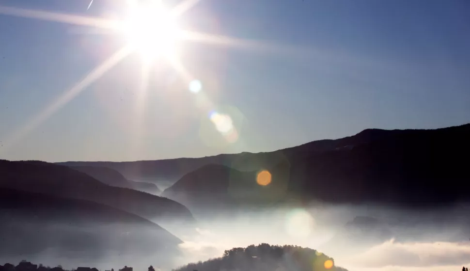 epa11036991 A general view of the surroundings of the city of Sarajevo shrouded in fog and smog, Bosnia and Herzegovina, 19 December 2023. Sarajevo on 19 December recorded an Air Quality Index (AQI) of 272, which is labeled as 'Very Unhealthy', making the capital the most polluted city in the world. EPA/FEHIM DEMIR