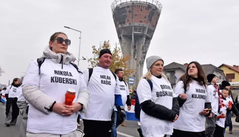 Vukovar, 18.11.2024 - Deseci tisu?a domoljuba iz cijele Hrvatske i dijaspore prolazi u koloni sje?anja ulicama Grada Vukovara kao spomen na 18. studenoga 1991. godine kada je slomljena obrana toga grada u agresiji biv?e JNA i srpskih paravojnih postrojbi. foto HINA/ Gordan PANI?/ ik