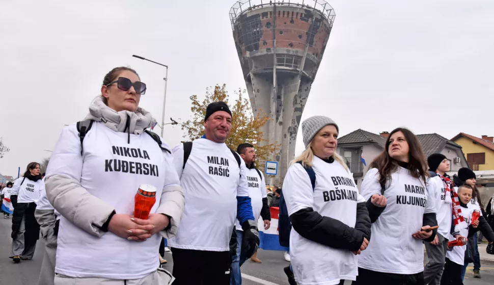 Vukovar, 18.11.2024 - Deseci tisu?a domoljuba iz cijele Hrvatske i dijaspore prolazi u koloni sje?anja ulicama Grada Vukovara kao spomen na 18. studenoga 1991. godine kada je slomljena obrana toga grada u agresiji biv?e JNA i srpskih paravojnih postrojbi. foto HINA/ Gordan PANI?/ ik