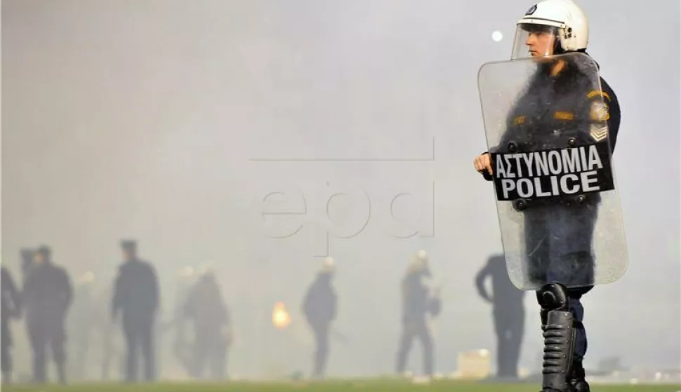 GREECE SOCCER GREEK LEAGUEepa05036387 Riot police on the pitch during clashes with fans before the Greek Super League soccer match between Panathinaikos Athens and Olympiakos Piraeus at Apostolos Nikolaidis Stadium in Athens, Greece, 21 November 2015. The match was suspended by the referee due to fan violence. EPA/PANAGIOTIS MOSCHANDREOY