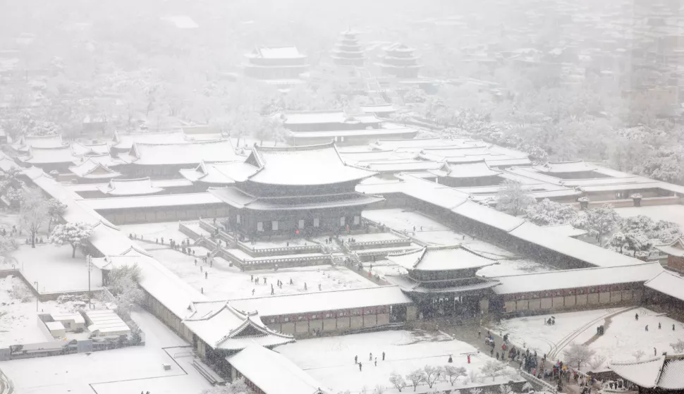 epa11742844 Gyeongbok Palace is blanketed with snow amid a heavy snow alert in downtown Seoul, South Korea, 27 November 2024. EPA/YONHAP SOUTH KOREA OUT