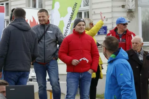 OSIJEK, 01. 12. 2019, PROMENADA KOD SPOMENIKA PICASSA. START UTRKE, OSIJEK TRCI I TI TO MOZES..snimio GOJKO MITIC