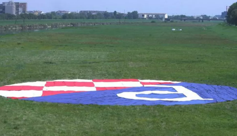 Zagreb, 28.08.2007 - Veliki dinamov grb na juћnoj obali rijeke Save, pred sutraљnju uzvratnu utakmicu pretkola Lige prvaka izmeрu Dinama i Werdera.foto FaH/ Denis CERIЖ