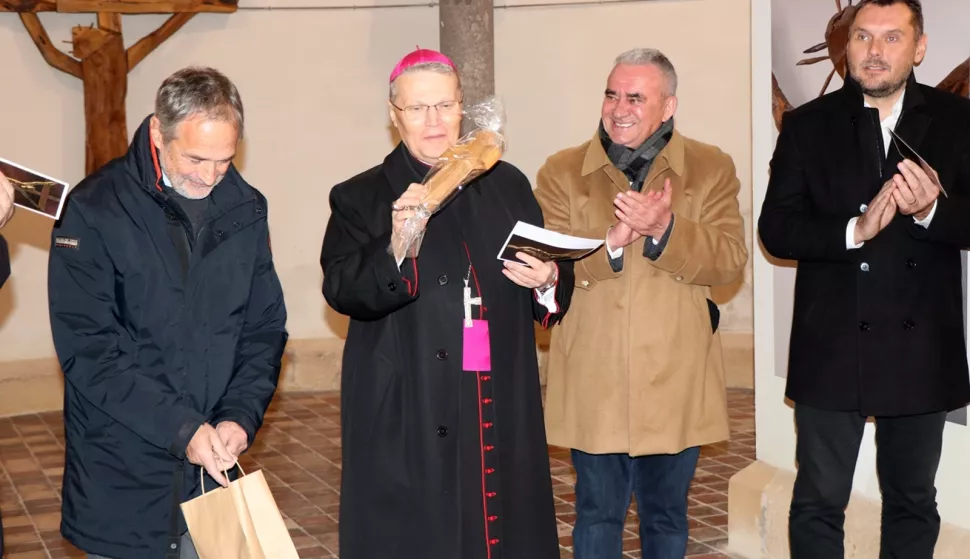 ĐAKOVOKripta đakovačke katedrale ponovno je poprište umjetnosti, i to one sakralne; u njoj je u srijedu otvorena izložba "Raspela" akademskog kipara Kažimira Hrastea,studeni 2024.