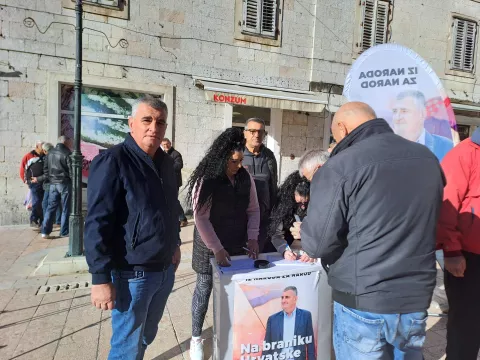 Sinj, 29.11.2024. - Kandidat Mosta Miro Bulj započeo s prikupljanjem potpisa za kandidaturu na predsjedničkim izborima. Na fotografiji Miro Bulj. foto HINA/ Žaklina JURIĆ/ tm