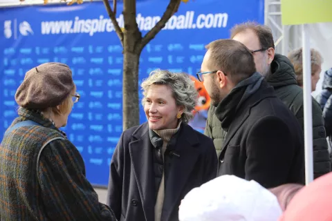 Zagreb, 29.11.2024. - Kandidatkinja stranke Možemo! Ivana Kekin na zagrebačkom Cvjetnom trgu prikuplja potpise za kandidaturu na predsjedničkim izborima. Na fotografiji Ivana Kekin. foto HINA /Zvonimir KUHTIĆ/ kuzo