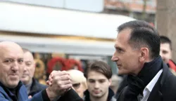 Zagreb.29.11.2024.-HDZ-ov kandidat za predsjednika Republike Dragan Primorac obišao je Zagreb i prikupljao potpise na štandu na Cvjetnom trgu.foto HINA/ Tomislav Pavlek/ tp