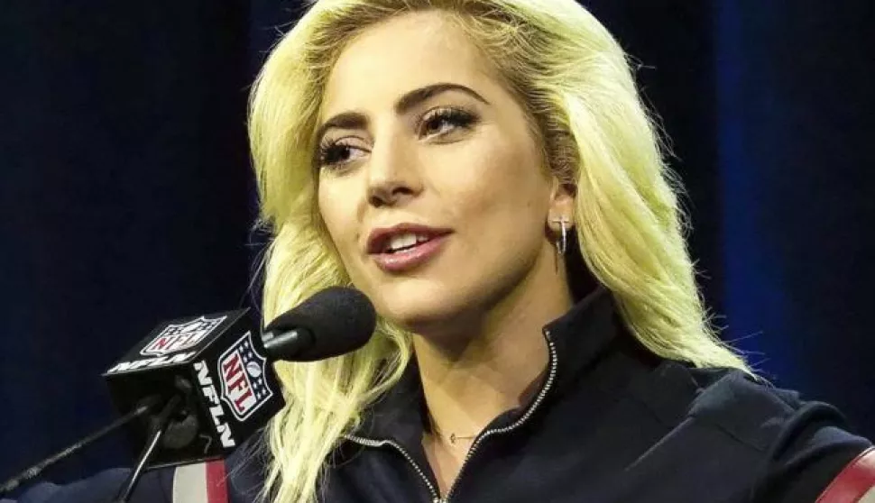 epa05767731 US singer-songwriter Lady Gaga responds to questions during the Super Bowl LI Halftime Show press conference at the George R. Brown Convention Center in Houston, Texas, 02 February 2017. Super Bowl LI will be played at NRG Stadium on 05 February 2017 between the NFC Champions Atlanta Falcons and the AFC Champions New England Patriots. EPA/JOHN G. MABANGLO------MOZAIK, 1 stupac