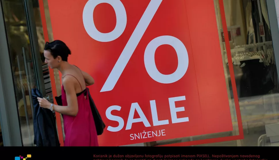 01.08.2017., Zagreb - Ljetno snizenje u gradu mami prolaznike. 
Photo: Marko Lukunic/PIXSELL