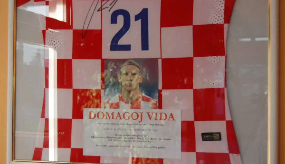 Donji Miholjac, uramljeni dres Domagoja Vide u holu Osnovne &scaron;kole u Donjem Miholjcu, srpanj 2018.