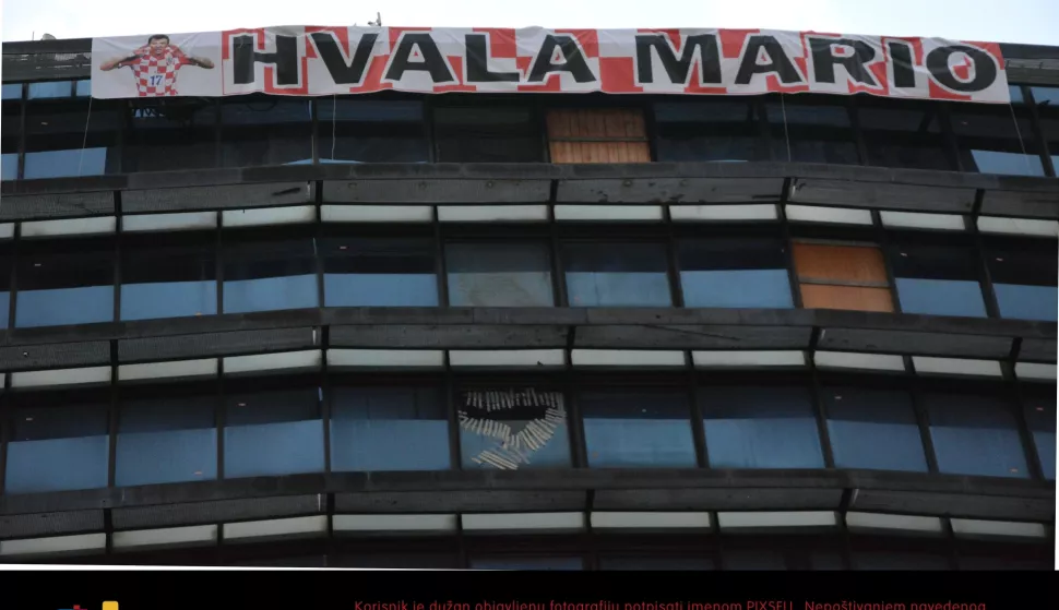 Slavonski Brod: Ponosni sugrađani na vrh tornja Đ. Đakovića izvjesili "Hvala, Mario!" 12.07.2018., Slavonski Brod - Brodjani zahvalili Mariju Mandzukicu velikim transparentom "Hvala Mario" na vrhu poslovnog tornja Djuro Djakovic. Jucer se nakon pobjede nad Engleskom i plasmana u finale svjetskog nogometnog prvenstva u Rusiji omotao hrvatskom zastavom na kojoj je pisalo "Slavonski Brod", cime je jos jednom pokazao koliko voli i ponosan je na svoj grad. Ta gesta prilikom slavlja najbolja je promocija, a u znak zahvale danas je postao pocasnim gradjaninom Slavonskog Broda. 

Photo: Ivica Galovic/PIXSELL