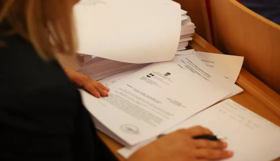 snimio: Filip Kos Osijek, 20.9.2017. Županijska 4 Sjednica Gradskog vijeća Osijek, papir, uredski materijal