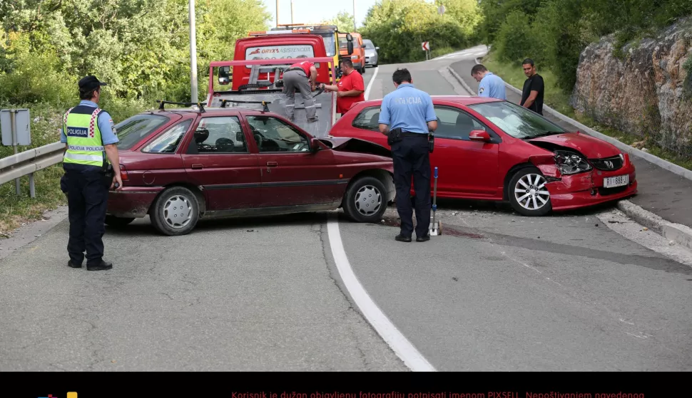 26.06.2018., Rijeka - Prometna nezgoda u ulici Kacjak dogodila se u popodnevnim satima u kojoj su sudjelovala dva vozila rijeckih regisgracija. Osobe iz oba vozila odvedene su na Hitni trakt KBC-a. 
Policija obavlja ocevid. 
Photo: Goran Kovacic/PIXSELL