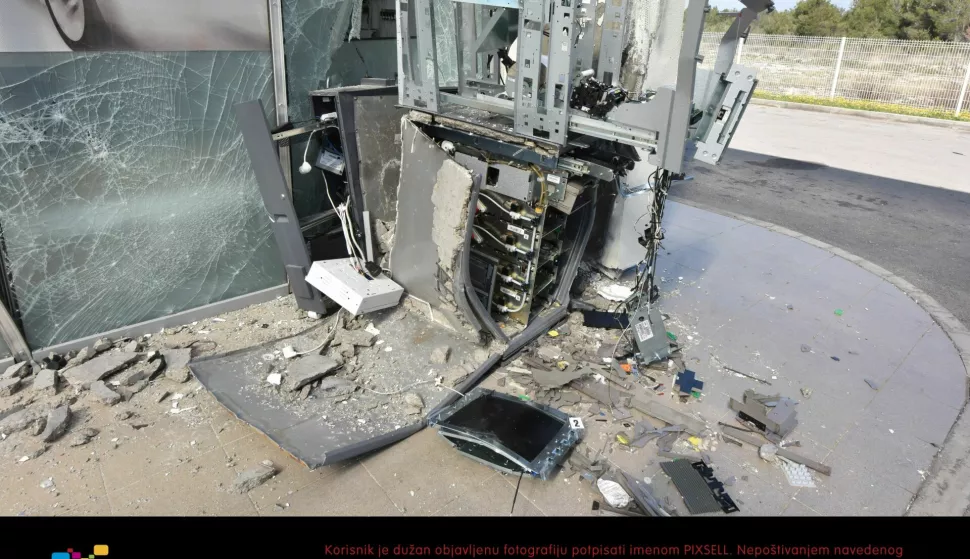 15.03.2017., Vodice - U nocnim satima provaljeno je u bankomat na benzinskoj postaji Petrol koja se nalazi na istocnom ulazu u Vodice. Iz bankomata je ukraden sav novac, a rijec je o nekoliko desetaka tisuca kuna. Prema nesluzbenim informacija da bi se dokopali novca, nepoznati pljackas ili vise njih, bankomat su raznijeli plinskom eksplozivnom napravom. 
Photo: Hrvoje Jelavic/PIXSELL