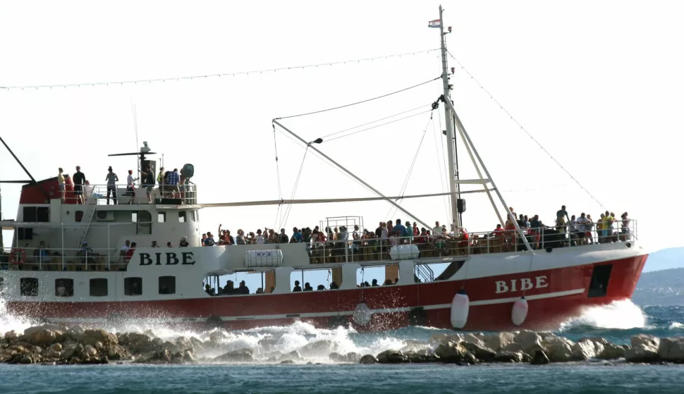 PROMAJNA, 09. 07. 2013, MAKARSKA, TURIZAM, TURISTI, MORE, SEZONA, TURISTIČKI BROD, SLOBODNJAK...
snimio GOJKO MITIĆ