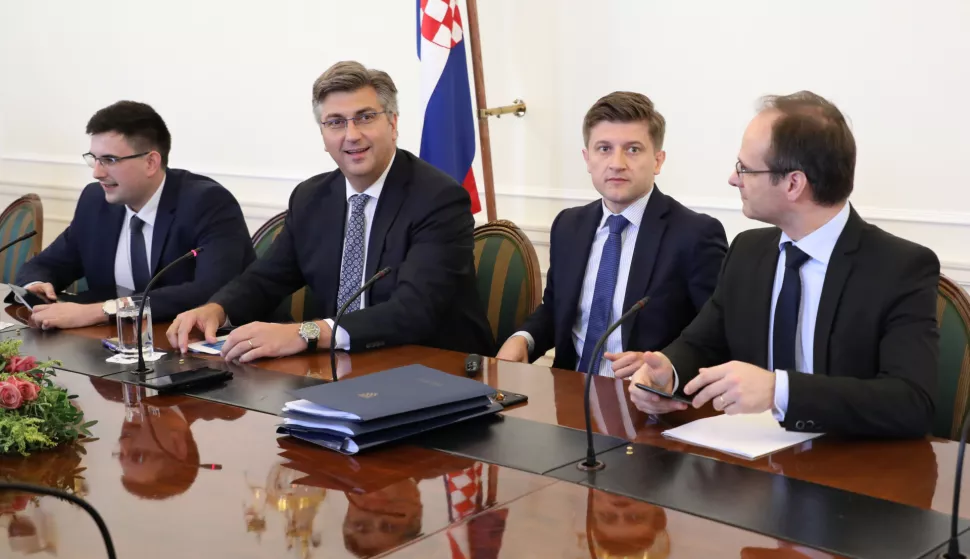 Zagreb, 02.08.2018 - Predsjednik Vlade Andrej Plenković odrao je tiskovnu konferenciju prije ljetne stanke rada Vlade. Zajedno s ministrom financija, Zdravkom Marićem, predstavio je smjernice ekonomske i fiskalne politike za razdoblje 2019.-2021. te nastavak poreznog rasterećenja u okviru porezne reforme. Na fotografiji Marko Milić, Andrej Plenković, Zdravko Marić, Zvonimir Frka Peteić.
foto HINA/ Admir BULJUBAIĆ/ abu