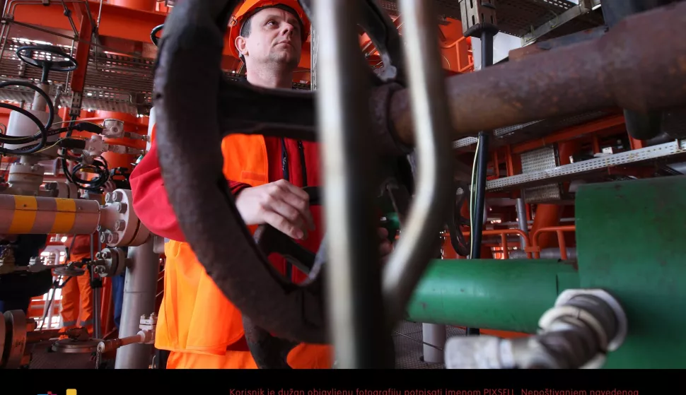 13.03.2015, Pula - U medjunarodnim vodama sjevernog Jadrana, na samoj pomorskoj granici Hrvatske i Italije, nalazi se i jedna od najvecih plinskih platformi u tom podrucju. Plinska platforma Annamaria A udaljena je 455 km od Pule, a na njoj INA i AGIP eksploatiraju plin u Jadranskom moru. 
Photo: Boris Scitar/Vecernji list/PIXSELL