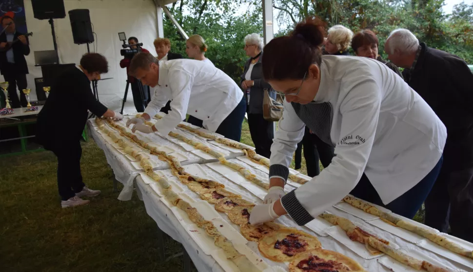 DUGA MEĐA-kolovoz 2018.-Kuhari iz Orahovice u pripremi najveće palačinke