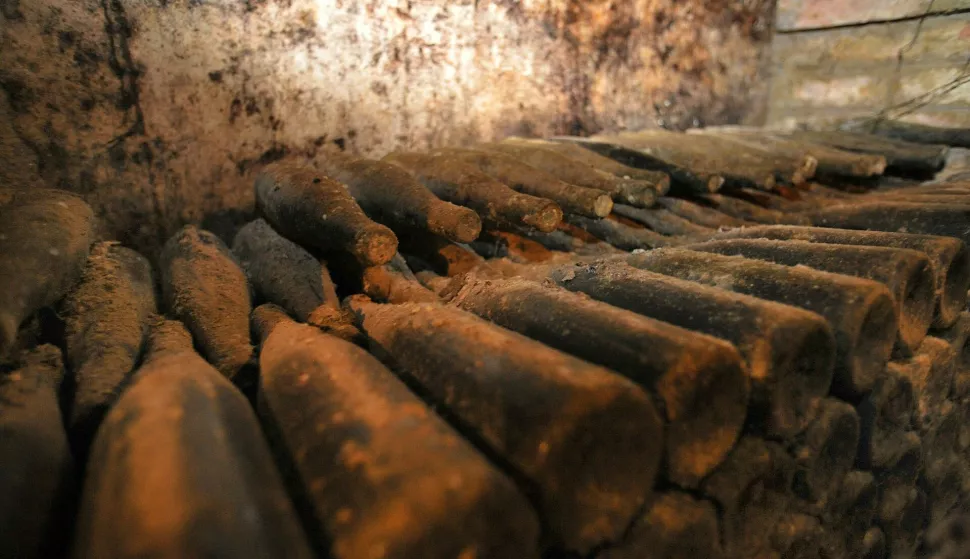 slavonija...ilok...23.08.2011.
ilocki podrumi; stari podrum u svojim hodnicima krije arhivska vina, a na par koraka od podruma je i restoran uredjen kao vinski podrum, ali i novi depadans sa sobama za goste
foto gordan panic