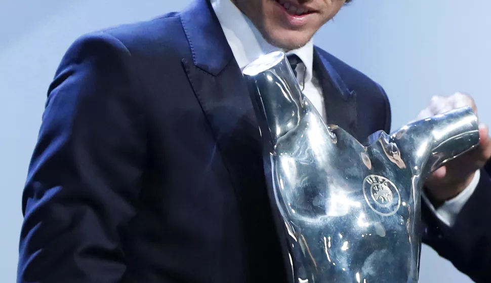 epa06984781 Real Madrid's Luka Modric receives the trophy after being named UEFA Champions League Player of the Year during the UEFA Champions League 2018-19 Group Stage draw in Monaco, 30 August 2018. EPA/GUILLAUME HORCAJUELO