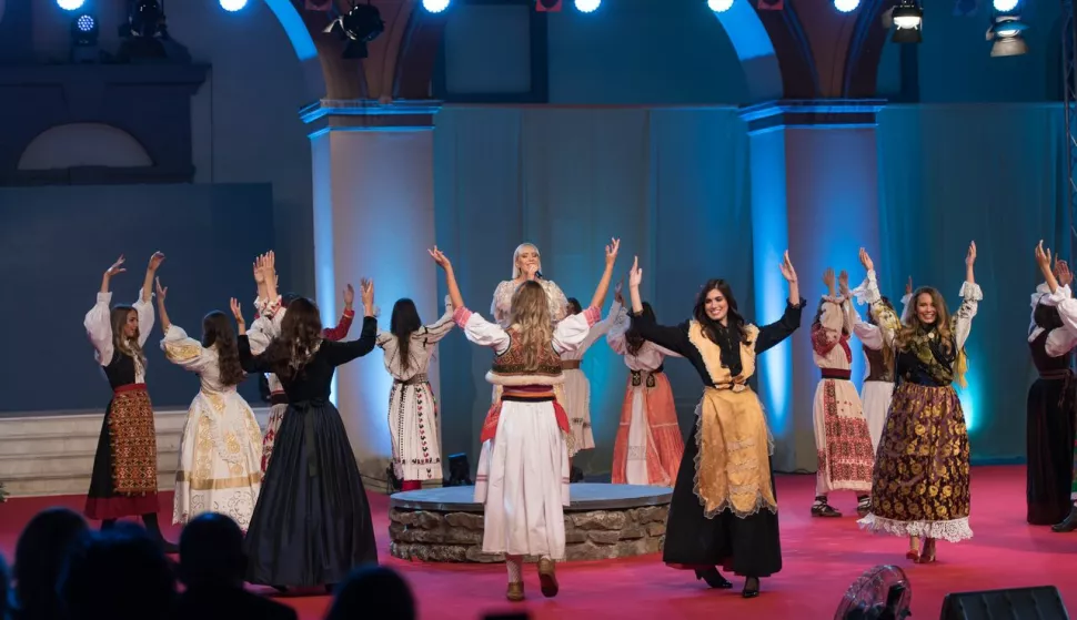 Izlazak u narodnim no&scaron;njama