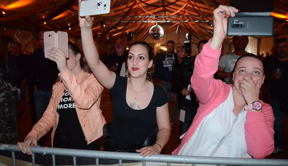 osijek, 6 rujna 2018, 21,30 sati, marketing, 10 dani prvog hrvatskog piva, osječko pivo, koncert partibrejkers
snimio zdenko pu&scaron;ić