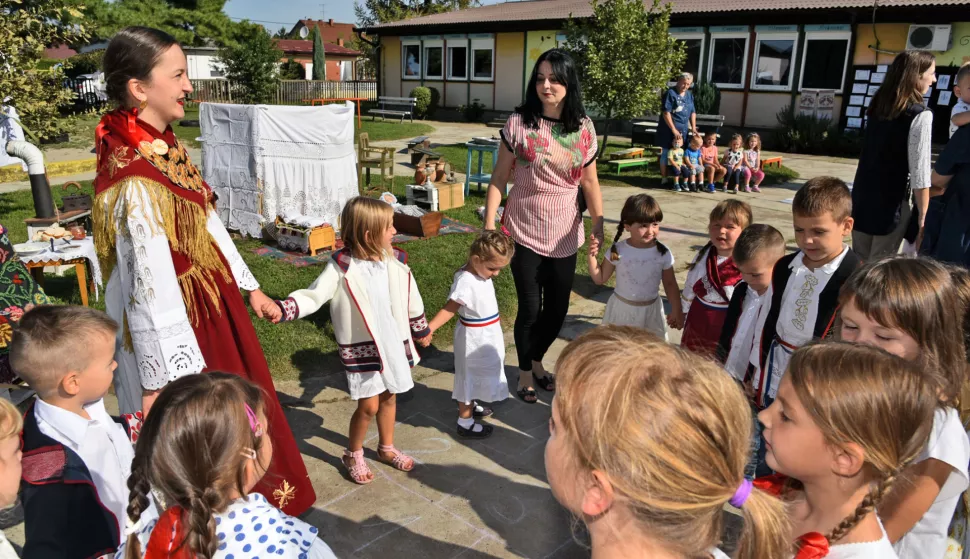 slavonija...vinkovci...12.09.2018.djeciji vrtic "pcelica"; u vrijeme odrzavanja vinkovackih jeseni tete su uz pomoc roditelja i djece prigodno uredile dvoriste, te priredile predstavu nakon koje su zajedno zaplesali sokacko kolo...foto Gordan Panić