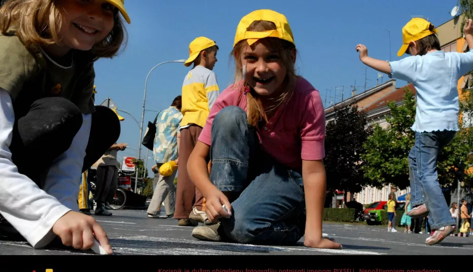 22.09.2009., Slavonski Brod - Europski dan bez automobila zeli potaknuti povratak pjesaka, biciklista i javnog prijevoza u gradsko srediste. Kresimirova je bila zatvorena za sav promet, a djeca su kredom crtala po plocniku. 
Photo: Ivica Galovic/VLM/PIXSELL