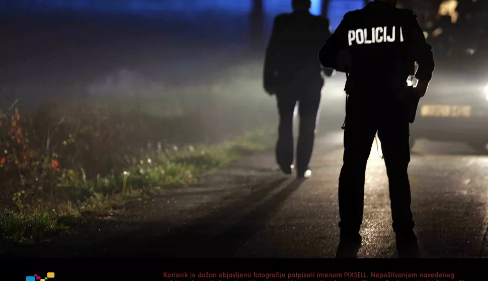 01.11.2008.,Zagreb, Hrvatska - Dubrava, Branovecka ulica, Prometna nesreca.Na muskarca (74) naletio je vozac svojim Golfom. Starac je na mjestu preminuo. Ta ulica u zagrebackoj Dubravi nema rasvjetu. Na mjestu na kojem je starca udario auto mrkli je mrak. Na mjestu nesrece su vatrogasci,policija radi ocevid i utvrdjuje okolnosti nesrece. 
Photo: Sanjin Strukic/24sata