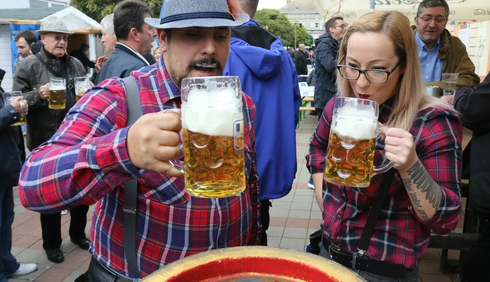 OSIJEK, 07. 10. 2017, SUNČANA ULICA, KELINES OKTOBERFEST, OTVORENJE, BAČVA, POSJETITELJ, IZLAGAČII. PILIOTA I LAGATOR.
snimio GOJKO MITIĆ