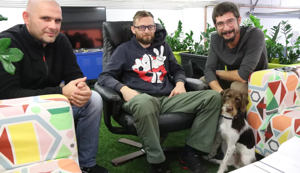 02.10.2018., Osijek, BIOS - Tvrtka ORQA bavi se proizvodnjom naočala za upravljanje dronovima. Partneri, suosnivači tvrtke: s lijeva - Vlatko Matijević, Srđan Kovačević, Ivan Jelu&scaron;ić i maskota firme pas Jura.Foto: Željko &Scaron;epić/Glas Slavonije