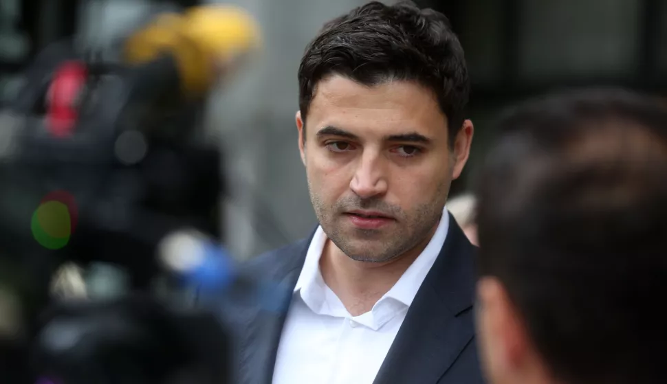 Zagreb, 22.09.2018. - Predsjednik SDP-a Davor Bernardić povodom Nacionalnog dana borbe protiv nasilja nad ženama položio je cvijeće i dao prigodnu izjavu za medije ispred Općinskog građanskog suda u Zagrebu. Na fotografiji Davor Bernardić. foto HINA/ Daniel KASAP/ dk