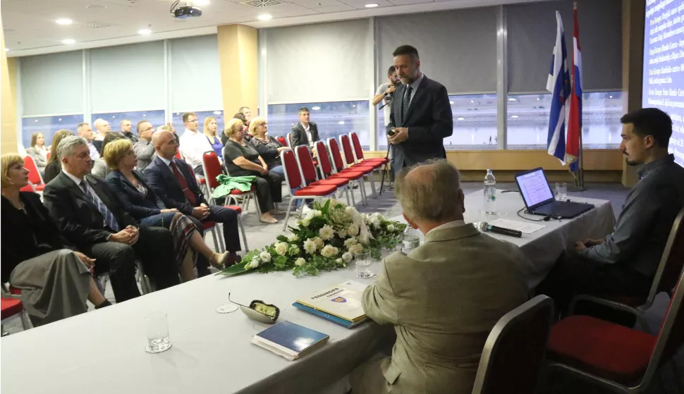 OSIJEK, 10. 10. 2018, HOTEL OSIJEK, DVORANA HRAST. TRIBINA, PANEUROPSKA ZAMISAO I SUVREMENI IZAZOVI. Prof. dr. sc. PAVO BARIIĆ I AKADEMIK MISLAV JEIĆ.snimio GOJKO MITIĆ