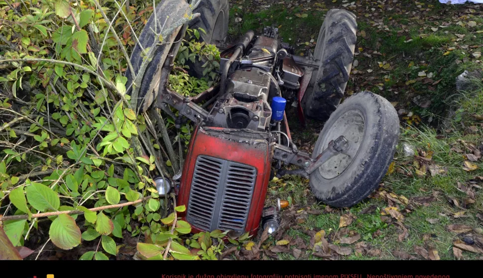 17.10.2016., Krusevica, Slavonski Brod - U prevrtanju traktora IMT 539 u Kolodvorskoj ulici u Krusevici, selu u istocnom dijelu Brodsko-posavske zupanije, smrtno je stradao M. V. (1935. godiste). Osamdesetdvogodisnjak je namjeravao na traktor prikljuciti plug te lijep i suncan dan iskoristiti za oranje. Ulazeci traktorom s ulice u dvoriste najverojatnije nije dobro ocijenio razmak, te je desnim kotacem u voznji unatrag promasio most i traktor se naglo prevrnuo u kanal. Policija obavlja ocevid. 
Photo: Ivica Galovic/ PIXSELL