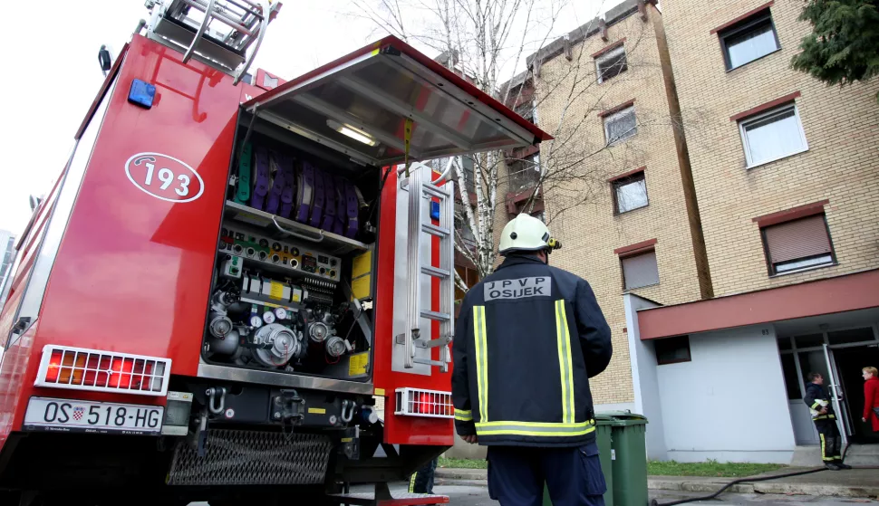 Snimio Davor KIBEL,
Osijek, 13.03.2013. Sjenjak, požar u stanu, vatrogasci