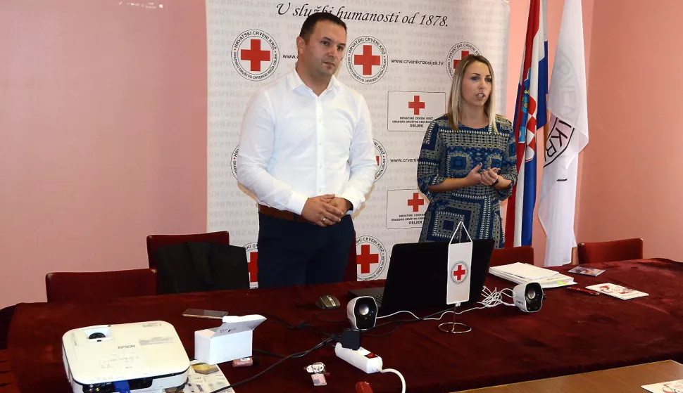 osijek, 18 listopad 2018, 10,00 sati, crveni križ, ck, &scaron;etali&scaron;te P. Preradovića 6, obilježavanje 18. listopada, Europskog dana suzbijanja trgovanja ljudima 
snimio zdenko pu&scaron;ić