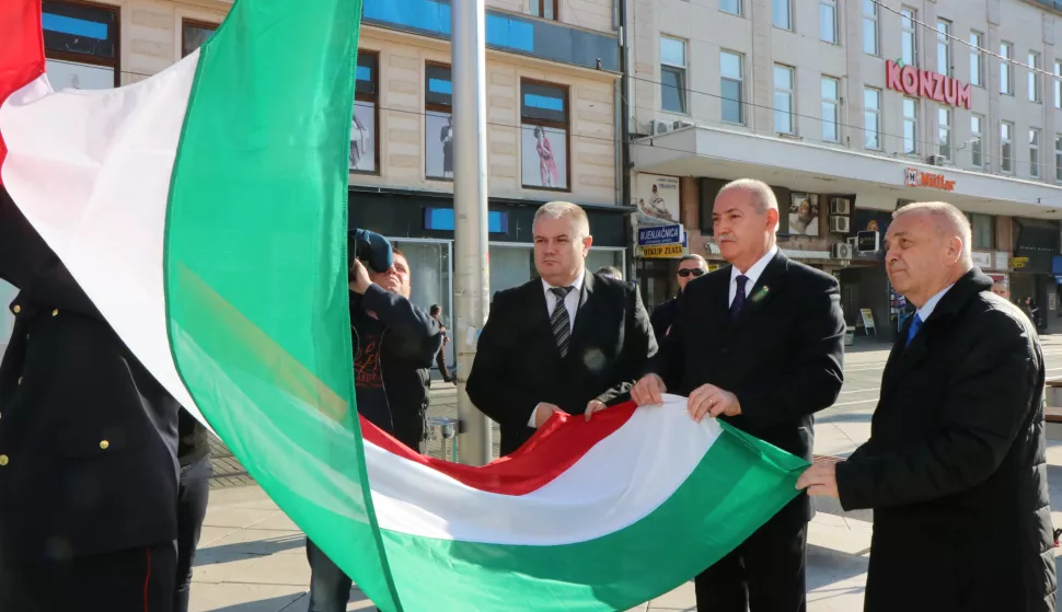 23.10.2018., Osijek,Trg A. Starčevića - obilježavanje obljetnice Mađarske revolucije, podizanje mađarske zastave.Foto: Željko &Scaron;epić/Glas Slavonije
