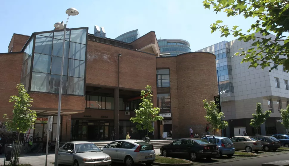 OSIJEK, 04. 07. 2014, ISTARSKA ULICA. ZGRADA STUDENTSKOG CENTRA, POPULARNI STUC...
snimio GOJKO MITIĆ