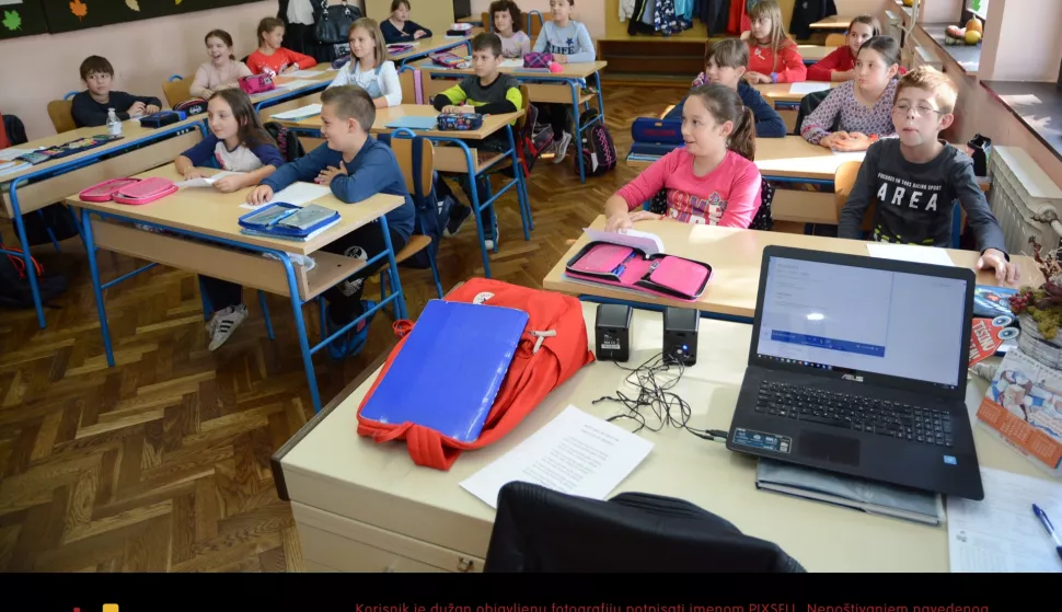04.10.2018., Grubisno Polje, Osnovna skola - U radnom posjetu Bjelovarsko-bilogorskoj zupaniji boravio je direktor Fonda za zastitu okolisa i energetsku ucinkovitost Dubravko Ponos. Tom prilikom boravio je u Grubisnom Polju gdje je nazocio potpisivanju ugovora na energetskoj obnovi Osnovne skole Ivana Nepomuka Jemersica, Srednje skole Bartola Kasica i pripadajuce skolsko-sportske dvorane. Vrijednost investicije je oko 11 milijuna kuna a ugovor su potpisali zupan Damir Bajs i izvosjaci radova zajednica ponuditelja H-GRAD d.o.o. i POMGRAD d.d. Nakon potpisa ugovora uslijedio je oblazak objekata, a domacice su bile Snjezana Selis ravnateljica Osnovne skole Ivana Nepomuka Jemersica i Kristina Vrbicki, v.d. ravnateljica Srednje skole Bartola Kasica. 
Photo: Damir Spehar/PIXSELL
