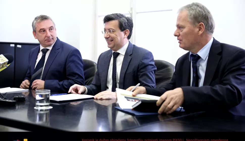 Zagreb: Predstavljeni prvi rezultati ovogodi&scaron;njeg poziva za subvencioniranje stambenih kredita 06.11.2018., Zagreb- U ministarstvu graditeljstva odrzana je konferencija za medije potpredsjednika Vlade i ministra graditeljstva i prostornog uredjenja Predraga Stromara u povodu predstavljanja prvih rezultata ovogodisnjeg poziva za subvencioniranje stambenih kredita. Na konferenciji su sudjelovali i drzavni tajnik Zeljko Uhlir te direktor APN-a Slavko Cukelj.
   
Photo: Patrik Macek/PIXSELL