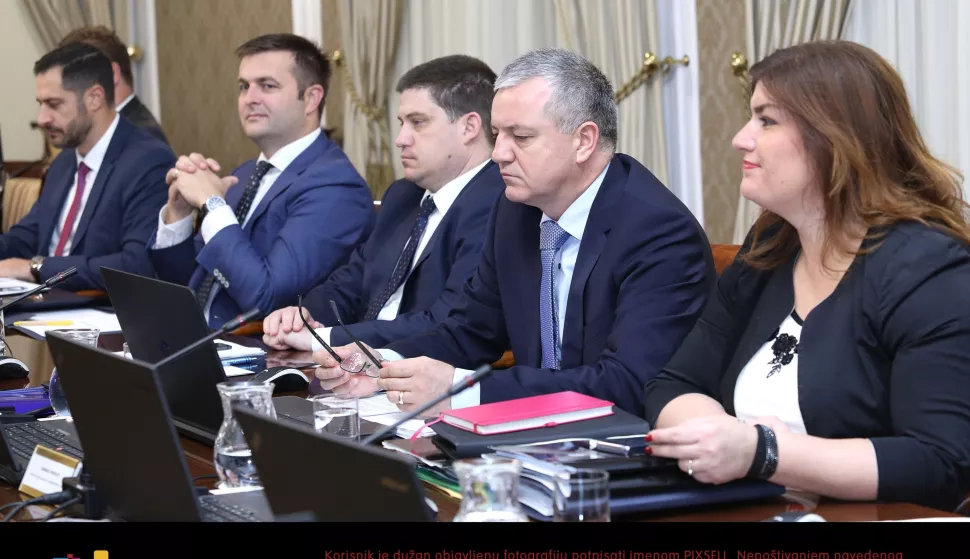 Zagreb: Vlada o jamstvima Uljaniku i provedbi zakona o Agrokoru 24.10.2018., Zagreb- Vlada RH je na svojoj 120. sjednici, uz ostalo, raspravljala o ocekivanim fiskalnim ucincima po aktivnim drzavnim jamstvima odobrenim drustvima Uljanik Grupe, te o primjeni zakona o postupku izvanredne uprave u trgovackim drustvima od sistemskog znacaja za Republiku Hrvatsku u trgovackom drustvu Agrokor d.d.    
Tomislav Coric, Oleg Butkovic, Darko Horvat, Gabrijela Zalac, 
Photo: Patrik Macek/PIXSELL