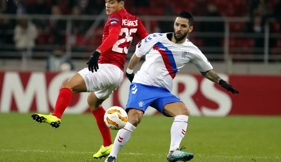 epa07151343 Daniel Candeias (R) of Rangers in action against Lorenzo Melgarejo (L) of Spartak Moscow during the UEFA Europa League group G soccer match between Spartak Moscow and Glasgow Rangers in Moscow, Russia 07 November 2018. EPA/YURI KOCHETKOV