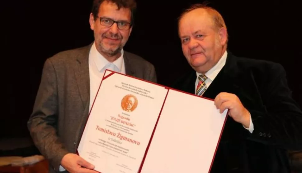 Đakovo, Nagradu Julija Bene&scaron;ića Tomislavu Žigmanovu uručio je Vlado Filić, predsjednik Ogranka Matice hrvatske u Đakovu, studeni 2018.