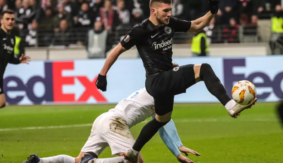 epa07198389 Frankfurt's Ante Rebic in action during the UEFA Europa League group H soccer match between Eintracht Frankfurt and Olympique Marseille in Frankfurt Main, Germany, 29 November 2018. EPA/ARMANDO BABANI