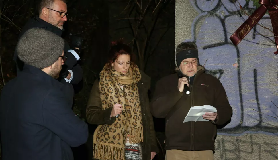 Zagreb, 08.12.2018. - Povodom 27. godine od ubojstva Aleksandre, Marije i Mihajla Zeca grupa građana i ljudsko-pravakih aktivista odrala je komemorativni program na mjestu tragičnog ubojstva na zagrebačkom Sljemenu. Na fotografiji (L-D) Eugen Jakovčić, Anja Matković i Drago Pilsel. foto HINA/ Zvonimir KUHTIĆ/ zk