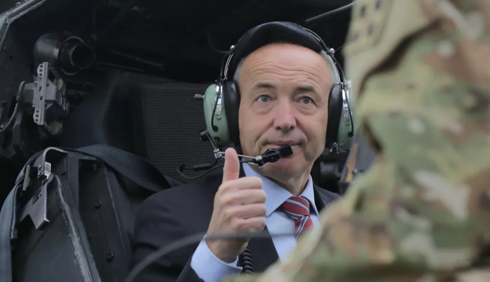 Zagreb, 07.11.2018 - U 91. zrakoplovnoj bazi Hrvatskog ratnog zrakoplovstva (HRZ) u vojarni "Pukovnik Marko Živković" na Plesu, skupinu od sedam helikoptera borbenog zrakoplovstva SAD-a obi&scaron;ao je potpredsjednik Vlade i ministar obrane Damir Krstičević i veleposlanik SAD-a u Hrvatskoj Robert Kohorst. foto HINA/ Tomislav PAVLEK /tp