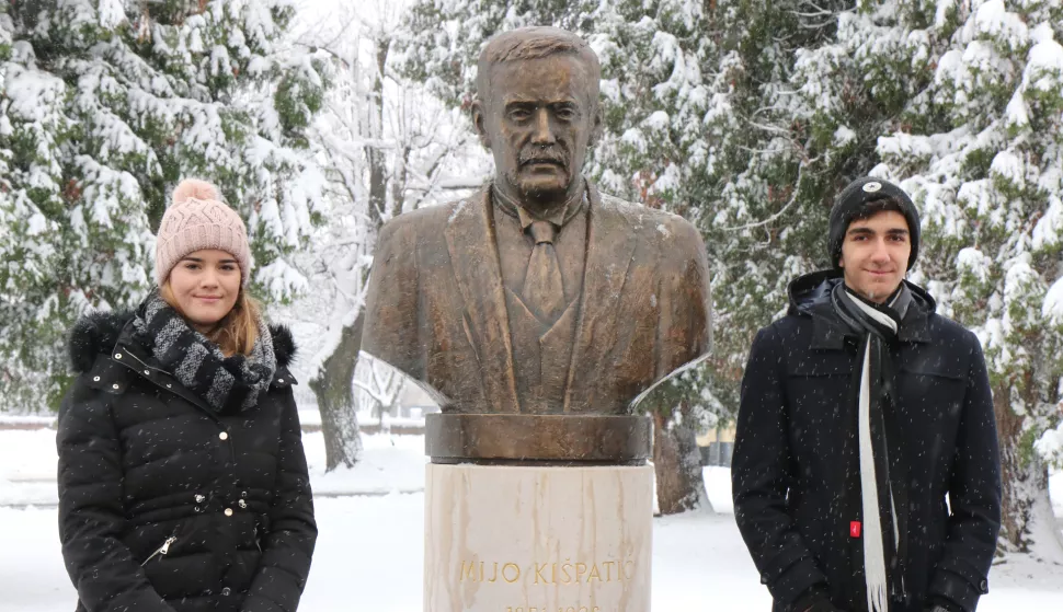 15.12.2018., Osijek, Rektorat (svečana aula) &amp; Rondel učenika Matematičke Gimnazije (sada&scaron;nje III. Gimnazije u Osijeku) - Svečna akademija u povodu otkrivanja biste Miji Ki&scaron;patiću. Nakon govora i predavanja svi uzvanici oti&scaron;li su do Rondela, u pratnji Puhačkog orkestra DVD-a Valpovo.Učenici III. Gimnazije otkrili su spomen-bistu akademiku Miji Ki&scaron;patiću u Rondelu učenika Gimnazije u Osijeku.Foto: Željko &Scaron;epić